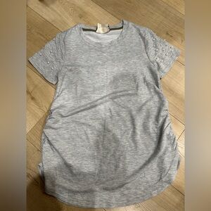 Maternity t shirt with ruched sides, size small. Gray Women's Top new